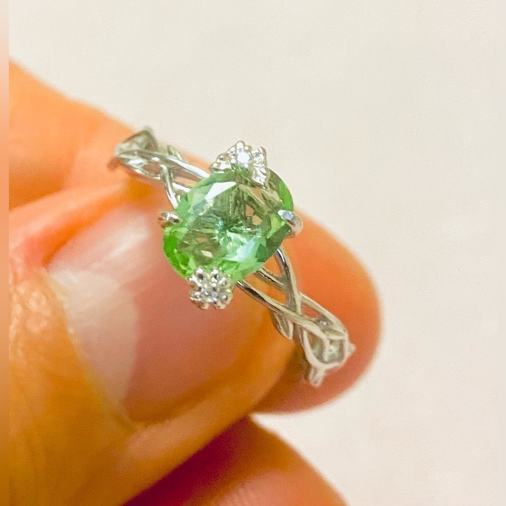 Elegant Green Gemstone Elven style Silver Ring size 7.5